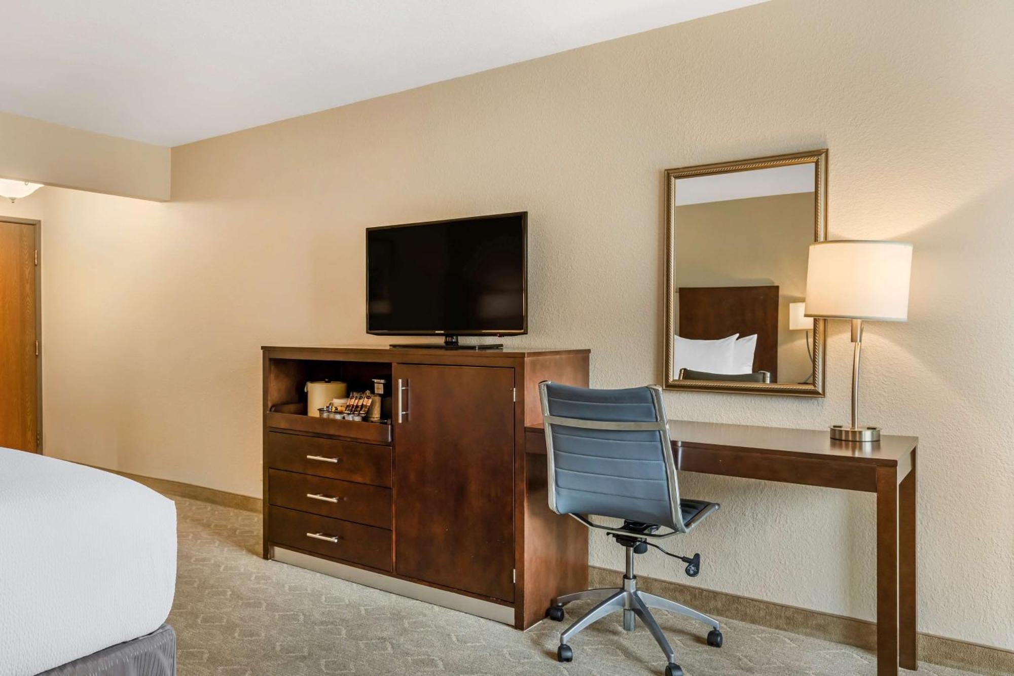 Western 3* Monterey